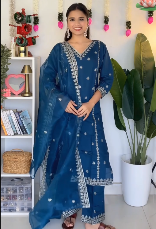 Black Embellished Kurta Set for Women – Sleeveless Kurti with Dupatta & Straight Pants - Image 5